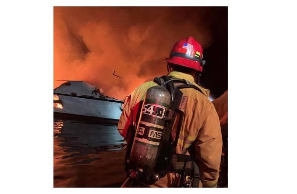 Al menos 4 muertos en el incendio de un barco cerca de la costa de California