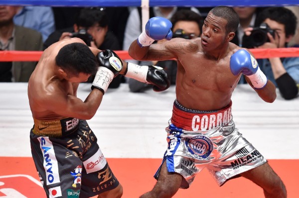 Jezreel Corrales, de Panamáy Takashi Uchiyama, de Japón durante su combate por el título súper pluma de la AMB en Tokio.