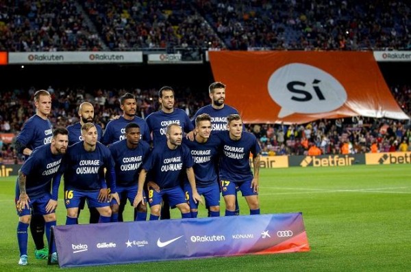 Los jugadores del Barcelona lucen una camiseta en apoyo a Dembélé