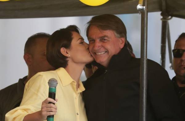 Michelle Bolsonaro le da un beso en la mejilla a su esposo, el presidente de Brasil, Jair Bolsonaro, durante el primer acto de campaña del mandatario de cara a las elecciones presidenciales del 2 de octubre, hoy, en Juiz de Fora (Brasil).