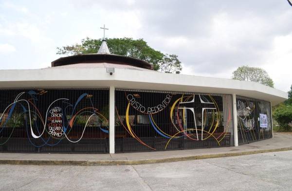 Vitrales de diseños coloridos adornan la iglesia.