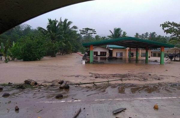 Vista de una construcción de una villa medio sumergida, en el municipio de Montevisto.