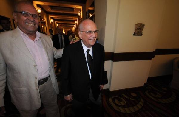 El expresidente y diputado nicaragüense Enrique Bolaños Geyer (c) en la presentación de su biblioteca presidencial virtual en 2011 en Managua.