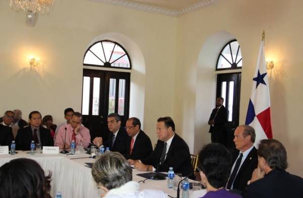 Presidente Varela en conversatorio para mejorar la salud en Panamá.
