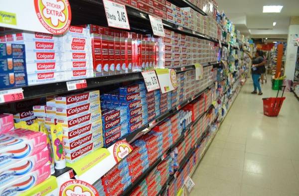 Consumidores comparan los precios en los supermercados antes de comprarlos.