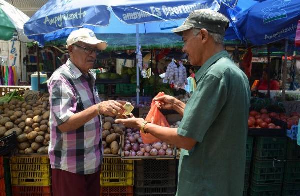 Las personas se van a la avenida Central a conseguir verduras un poco más baratas.