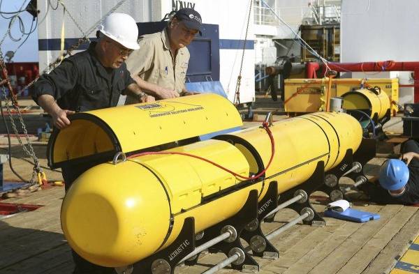Submarino continúa búsqueda del avión.