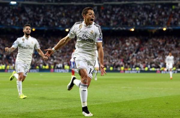 El jugador Javier Hernández de Real Madrid, festeja su anotación, durante el partido de vuelta de cuartos de final de la Unión de Asociaciones de Fútbol Europeas (UEFA) ante Atlético de Madrid, celebrado en el Estadio Santiago Bernabéu, en la ciudad de Madrid, España.