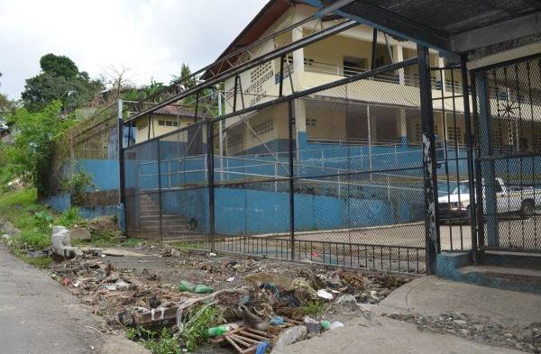 Cuando llueve, las corrientes de agua llevan consigo una cantidad de desechos hacia el colegio