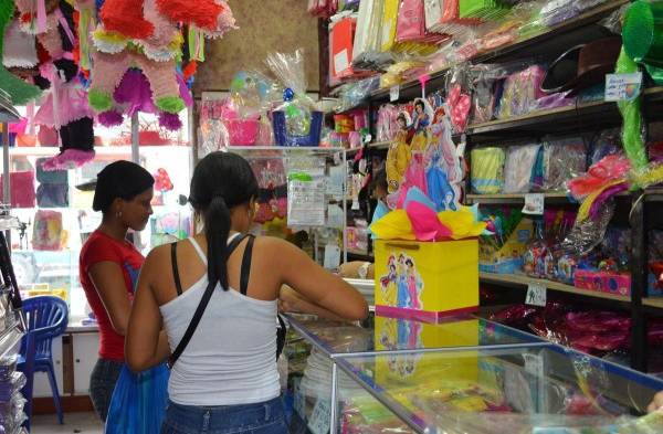 Locales de avenida B son los más concurridos debido a los bajos precios que tienen.