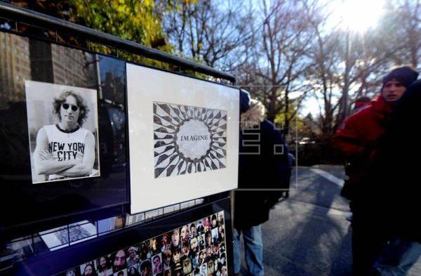 Seguidores del ex Beatle John Lennon le rinden homenaje.