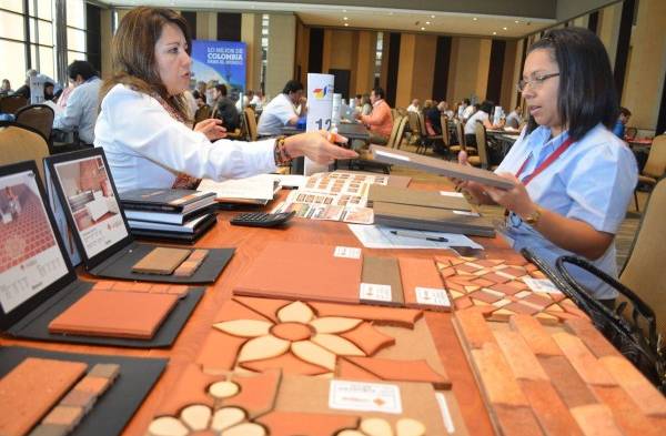 Empresas colombianas explicaban a los compradores todas las novedades que poseían en cada uno de los materiales de construcción que estaban ofreciendo.