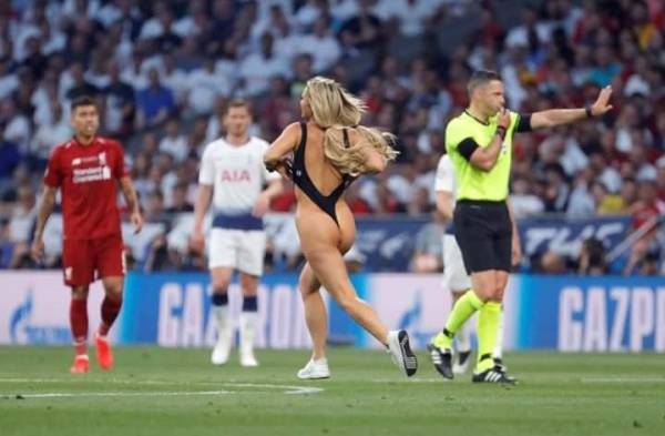 Sensuales fotos de Kinsley Wolanski, la chica que irrumpió en la final de la Champions