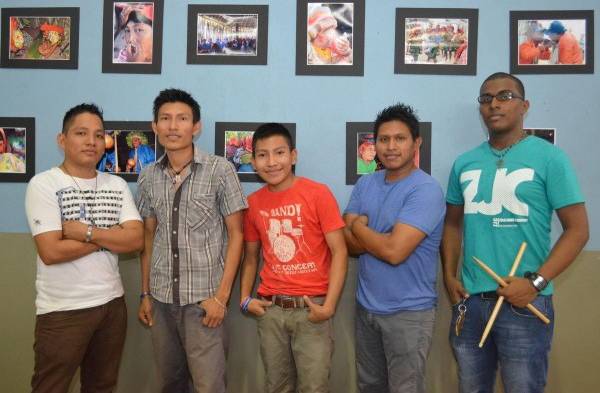 Formó su grupo musical, junto a cuatro jóvenes más.