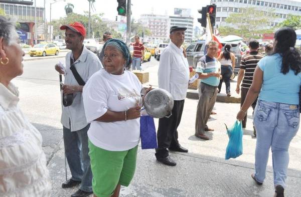 En la 5 de Mayo jubilados y exportuarios reclamaron billullo