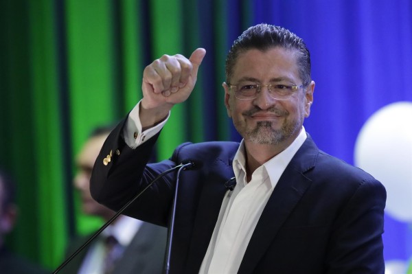 Costa Rica elige como presidente al polémico economista Rodrigo Chaves