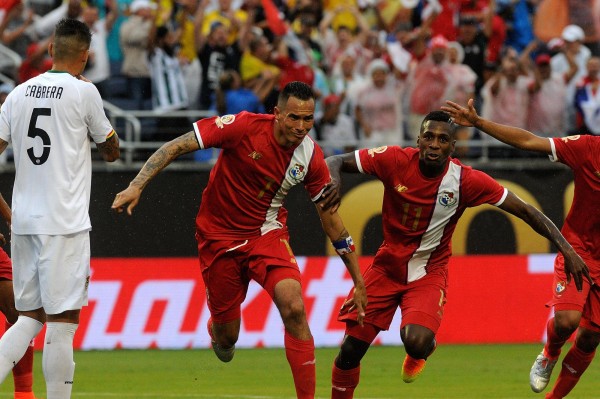 Blas Pérez, de Panamá celebra su anotación ante Bolivia hoy, lunes 6 de junio de 2016, en el juego por la Copa América centenario 2016, en el estadio Camping World de Orlando.