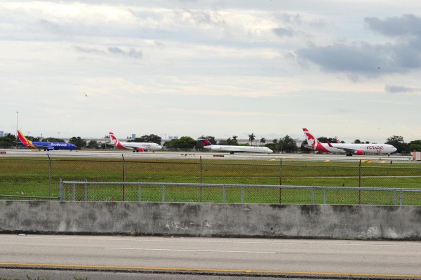 Varios aviones permanecen en fila en la pista de un aeropuerto en Estados Unidos, en una fotografía de archivo.