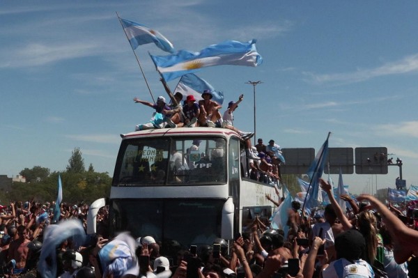 Captura de video de los jugadores de la selección argentina en una caravana hoy, celebrando la victoria en el Mundial de Qatar 2022 por una calle de Buenos Aires (Argentina).