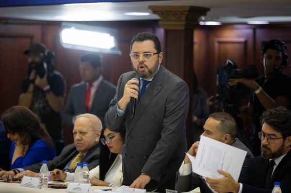 El presidente del partido Alianza Lápiz, Antonio Ecarri, participa en una reunión entre Asamblea Nacional con representantes de partidos políticos hoy, en Caracas (Venezuela).