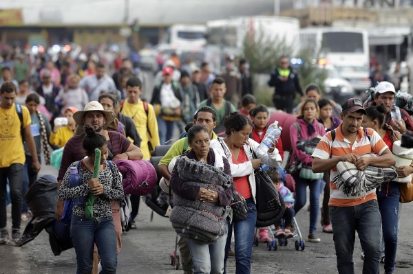Miembros de la caravana migrante llegan al albergue de la iglesia de la Asunción, en la ciudad de Puebla.