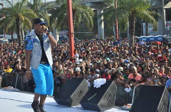 Artista como el Boy C pusieron a bailar a grandes y pequeños en la inauguración de la Línea 1 del Metro.