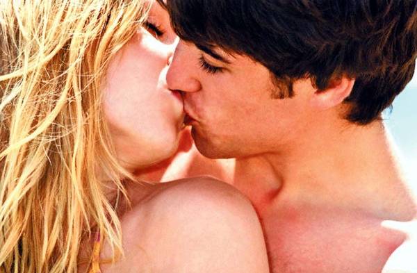 No es un mito que el VIH se puede trasmitir a través de un beso, según expertos.