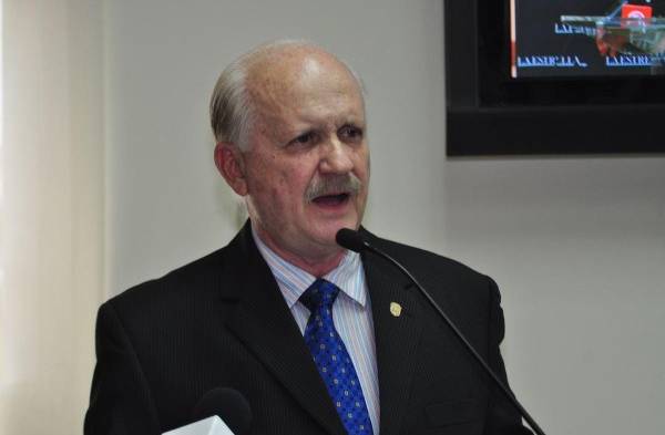 Magistrado Pinilla presentó su título universitario que lo acredita como abogado.