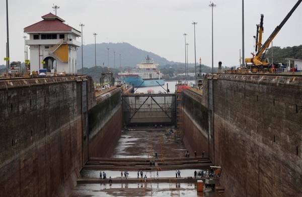 Canal de Panamá vacía centenaria esclusa para un mantenimiento rutinario