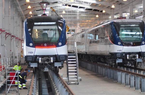 Después de pasar por el lavado los trenes entran en mantenimiento.