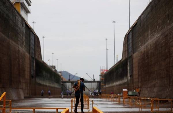 Canal de Panamá vacía centenaria esclusa para un mantenimiento rutinario