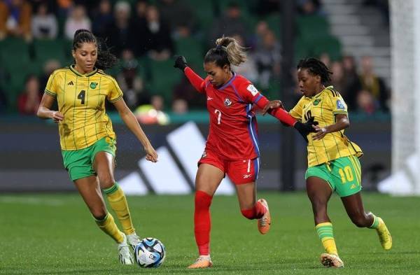 Jamaica vence a Panamá 1-0 