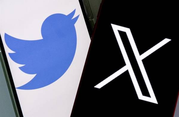 Vista de los logos de Twitter (i) y su nuevo nombre X (d), en las pantallas de teléfonos móviles, el 27 de julio de 2023.