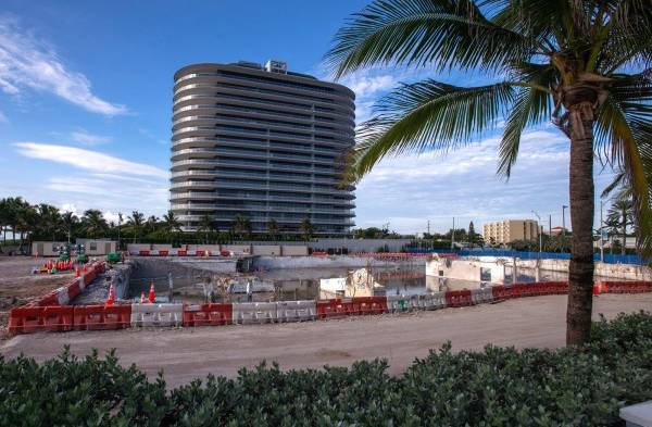 Fotografía de archivo de la zona donde estaba el complejo de apartamentos Champlain Towers, cuya mitad colapsó y la otra fue derrumbada, en la ciudad de Surfside, Florida.