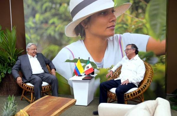 Fotografía cedida por la presidencia de Colombia de El presidente mexicano, Andrés Manuel López Obrador (izq.) en reunión con su homólogo, Gustavo Petro, con quien conversó de las iniciativas de paz que hay en marcha en el país y sobre el cambio de paradigma mundial con las drogas, hoy en Cali (Colombia).