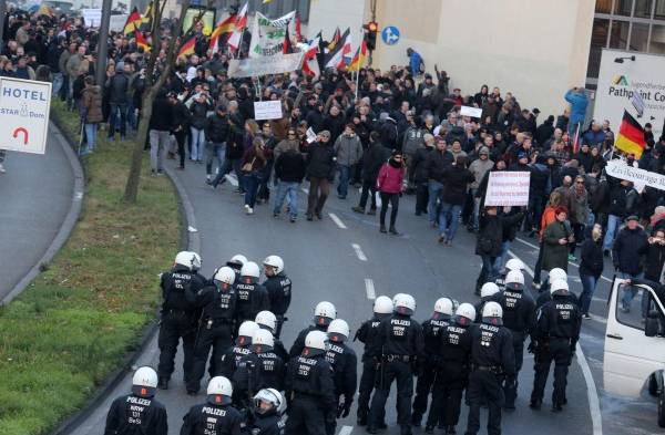 Tensa manifestación de ultraderechistas al grito de ¡fuera Merkel!