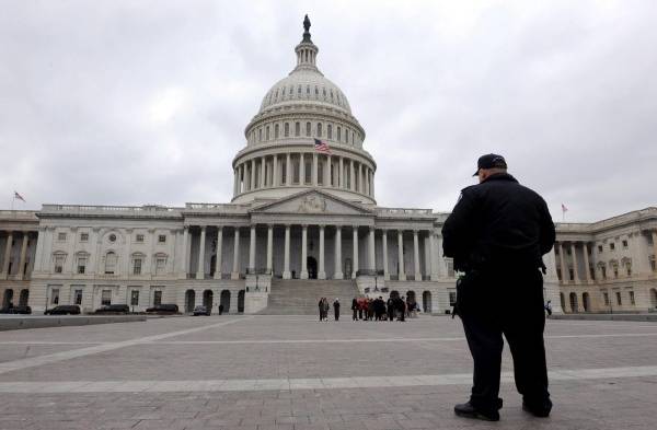 Evacúan el Capitolio de EE.UU. por precaución al acercarse un avión