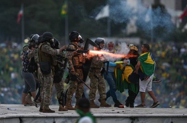 Fotografía de archivo fechada el 8 de enero de 2023 que muestra a simpatizantes del expresidente brasileño Jair Bolsonaro mientras invaden el Congreso Nacional, el Palacio de Planalto y el Supremo Tribunal Federal, en Brasilia (Brasil).