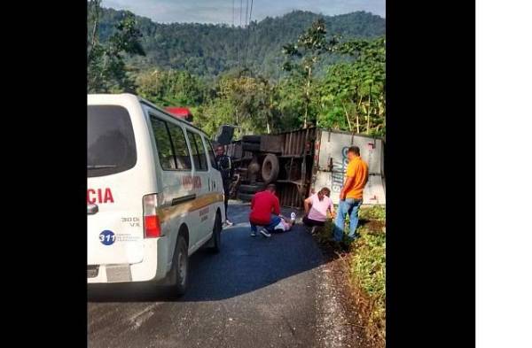 Vía se mantiene cerrada en ambas direcciones.