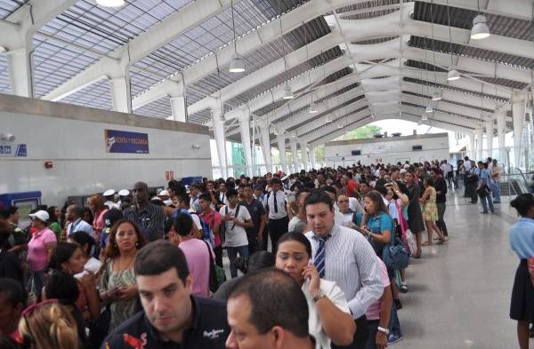 La euforia por el Metro continúo ayer en su tercer día de operación.