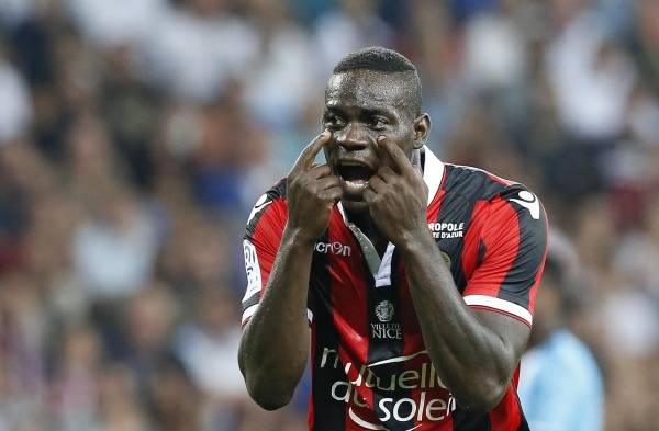 Mario Balotelli de Niza reacciona durante el partido de fútbol de la Ligue 1 francesa entre Niza y Marsella en Niza.