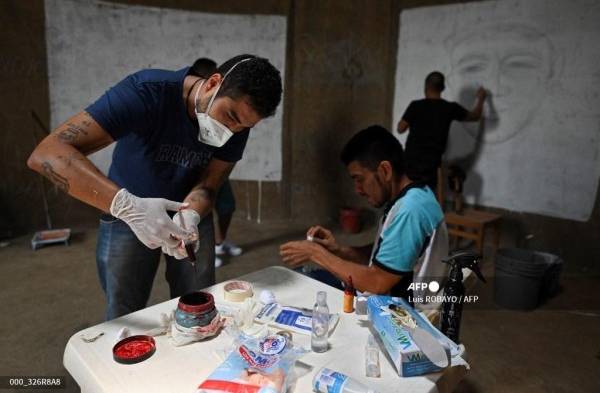 El artista que pinta murales con la sangre de los tatuados en Colombia