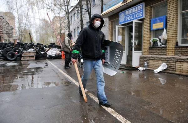 Activista frente a un edificio de la Policía.