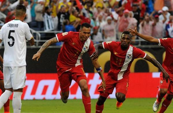 Blas Pérez, de Panamá celebra su anotación ante Bolivia hoy, lunes 6 de junio de 2016, en el juego por la Copa América centenario 2016, en el estadio Camping World de Orlando.