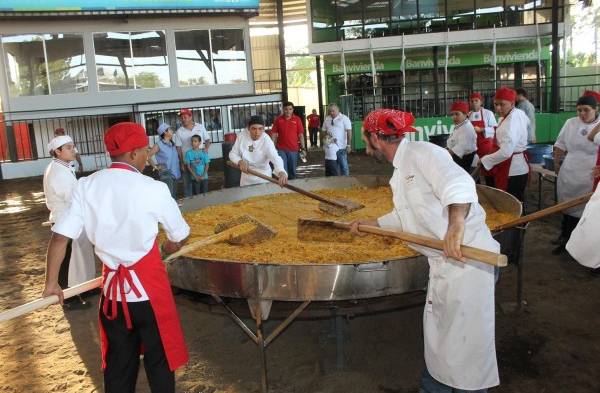 Preparan la paila de arroz con pollo más grande del país.