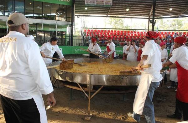 Preparan la paila de arroz con pollo más grande del país.