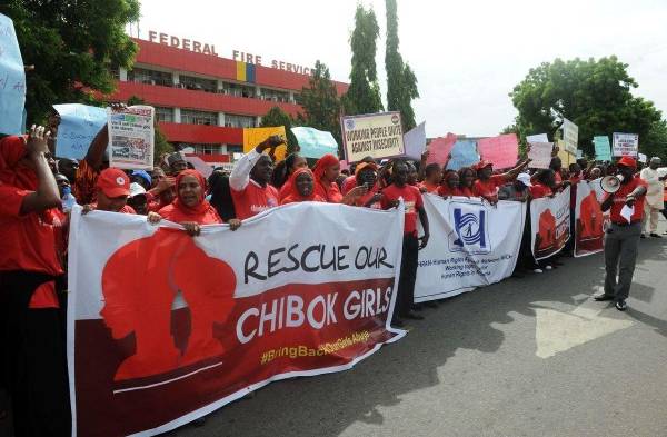 Miembros de grupos de la sociedad civil realizan protestas por el secuestro de niñas.