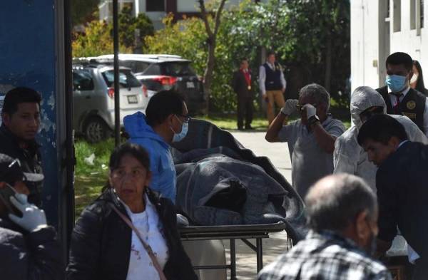 Imágenes difundidas por medios locales y en redes sociales mostraron una gran columna de humo negro saliendo de uno de los socavones de la mina.