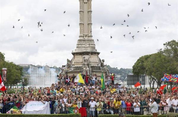 El Papa Francisco es recibido por la multitud a su llegada al Palacio de Belem, en Lisboa, Portugal, el 2 de agosto de 2023.