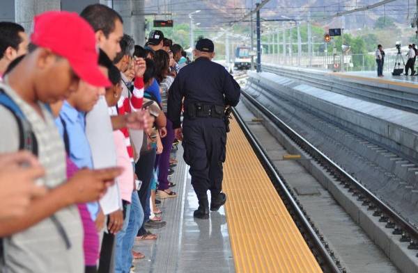 La póliza del Metro cubre a los usuarios que estén dentro de las estaciones.